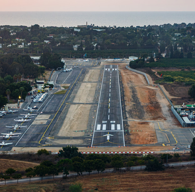 "שדה התעופה בהרצליה / צילום: נועם הרמן"