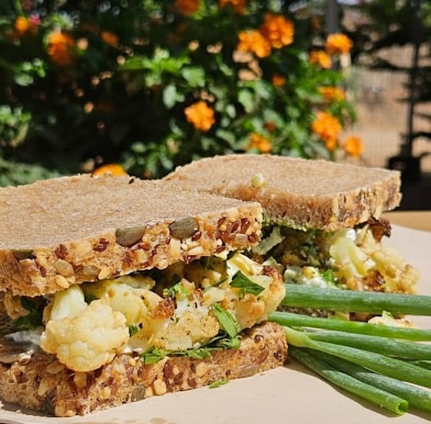 כריך בעגלת הקפה גן עד / צילום: אילון פמיליה