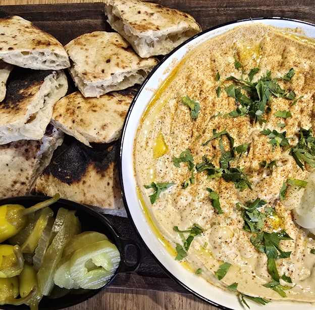 חומוס ב–MID BAR / צילום: אורנה בן חיים