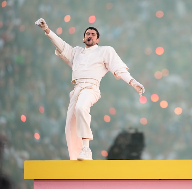 לא נסוג ולא התנצל. באד באני מופיע בסופרבול השבוע / צילום: Reuters, Imagn Images