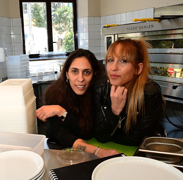 המסעדנית שלי גרבלר (מימין) והשפית נרקיס אלפי. ''חתונה טובה'' / צילום: תמר מצפי