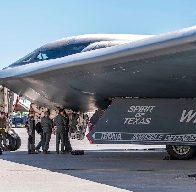 "חיילי חיל האוויר האמריקאי לצד B-2 Spirit / צילום: ap" "חיילי חיל האוויר האמריקאי לצד B-2 Spirit / צילום: ap"
