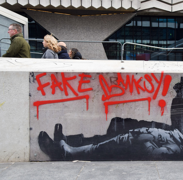 יצירת אמנות שיוחסה לבנקסי והושחתה בטענה כי מדובר בזיוף. מרדף אובססיבי / צילום: Reuters, Vuk Valcic