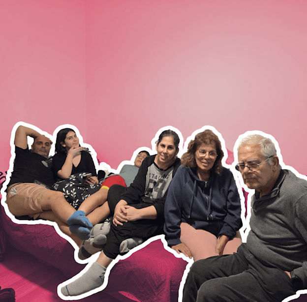 שרית קלברס פתאל (באמצע), עם משפחתה / צילום: פרטי