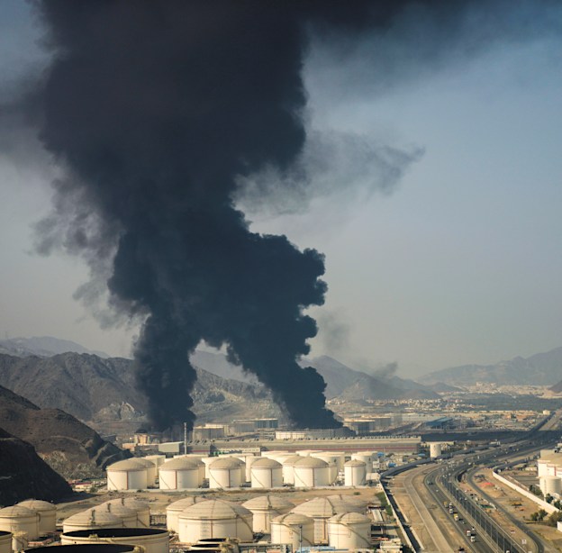 עשן מיתמר באזור תעשייה בדובאי. תשתיות על הכוונת / צילום: ap, Altaf Qadri