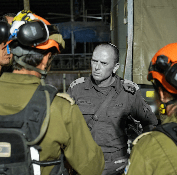 שי קלפר.  האיש שלוחץ על כפתור החירום של המדינה / צילום: דובר צה''ל