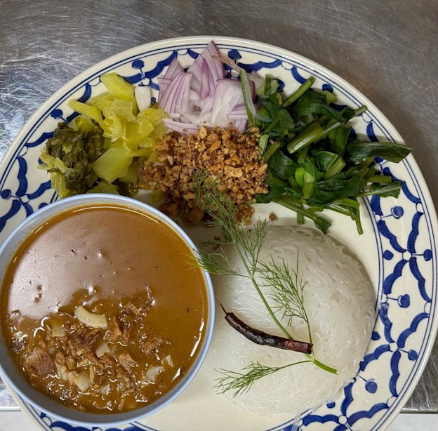 נאם פריק גאי - רליש של פרגית בחלב קוקוס וריבת צ'ילי / צילום: מתי נקש