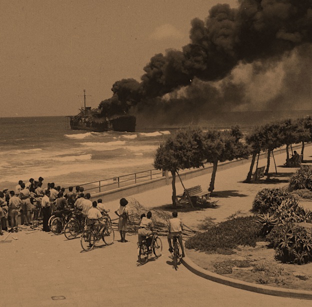 אלטלנה עולה באש, 1948 / צילום: הנס חיים פין, לע''מ