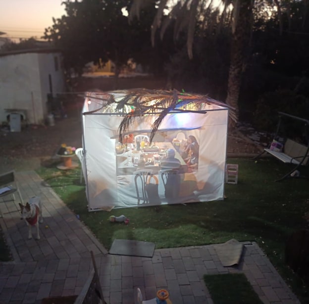 יושבים בסוכה. ה''איך'' הוא חלק מהמשמעות / צילום: גל חמו