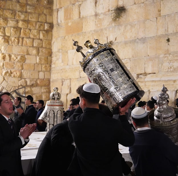 חוגגים במנהג ''שבע הקפות'' בכותל בצאת שמחת תורה / צילום: Shutterstock