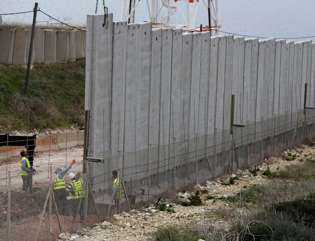 עבודות בגבול ישראל־לבנון. גבול שדווקא מוכר בעולם / צילום: Associated Press, Hussein Malla עבודות בגבול ישראל־לבנון. גבול שדווקא מוכר בעולם / צילום: Associated Press, Hussein Malla