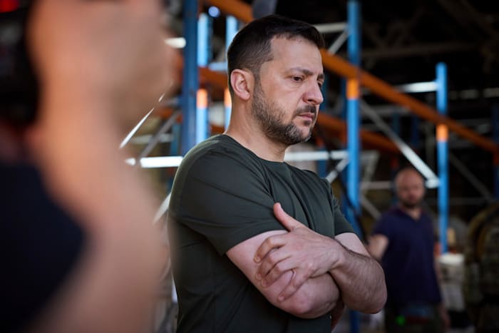 נשיא אוקראינה, זלנסקי, מבקר בזירת הנפילה בבית דפוס בחרקיב בה נהרגו שבעה אזרחים / צילום: ap, Ukrainian Presidential Press Office
