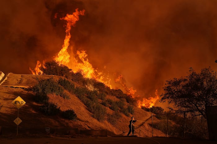 לוחמי אש מול שריפות ענק שמתפשטות ברחבי יערות לוס אנג'לס ומכלות כל דבר בדרך / צילום: ap, Jae C. Hong