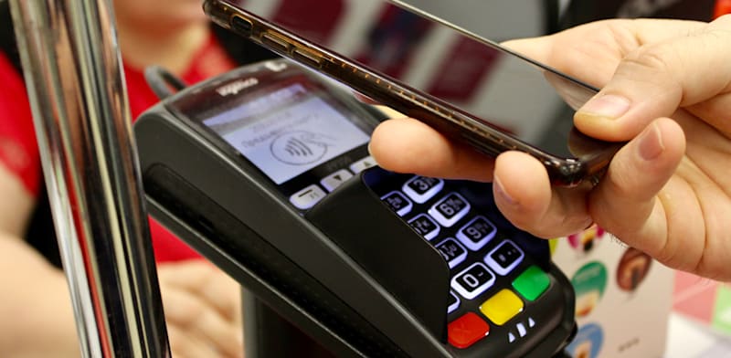 תשלום בטלפון. מיום ראשון בכל תחנות הדלק / צילום: Shutterstock