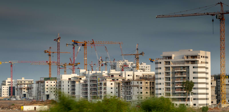 קונים בפריפריה בתקווה שהמדינה תשפוך הטבות. אתר בנייה באשקלון / צילום: Shutterstock, Yuri Dondish