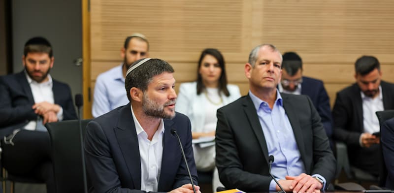 שר האוצר בצלאל סמוטריץ' ומנכ''ל המשרד שלומי הייזלר / צילום: נועם מושקוביץ, דוברות הכנסת