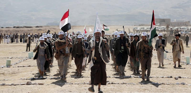 מורדים חות'ים בצנעא / צילום: Reuters, Mohammed Hamoud