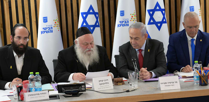 ראש הממשלה נתניהו ושר השיכון לשעבר גולדקנופף. המחסור בכוח אדם עצום / צילום: עמוס בן גרשום, לע''מ