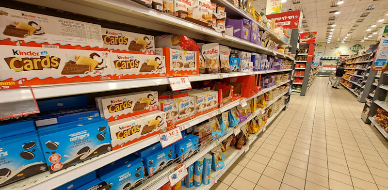 עוגיות של המותג הפרטי של רמי לוי לצד עוגיות של ספקיות מזון חיצוניות / צילום: טלי בוגדנובסקי