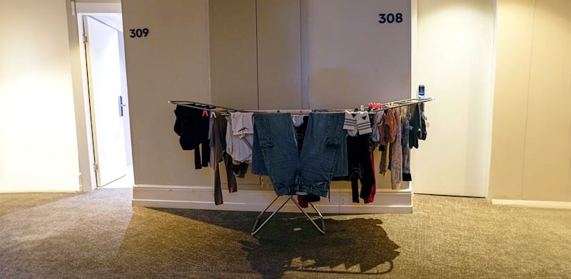 ייבוש כביסה בפרוזדור של מלון מפונים בטבריה / צילום: ap, Ariel Schalit