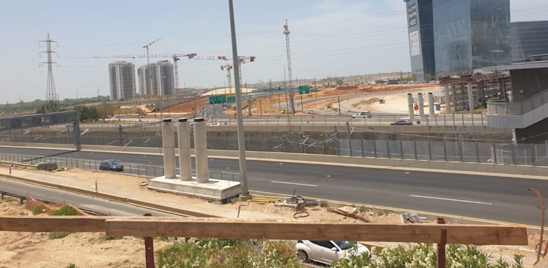 העבודות על הגשר בנתיבי איילון שמוביל למתחם האלף / צילום: אסף זגריזק