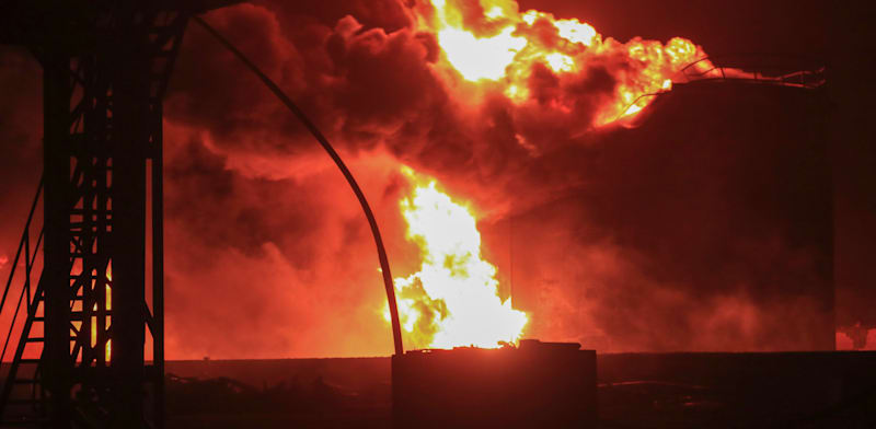 מכליות נפט בוערות בנמל חודיידה, תימן / צילום: ap