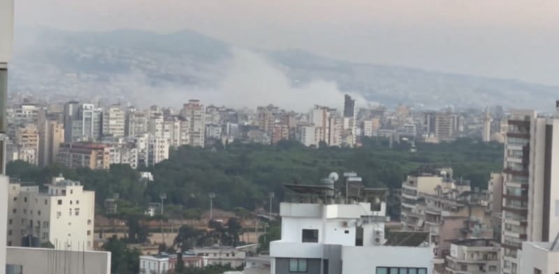 עשן מיתמר בדרום ביירות / צילום: צילום מסך מתוך טוויטר