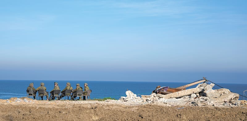 חיילי מילואים בחוף עזה / צילום: Associated Press, Ariel Schalit