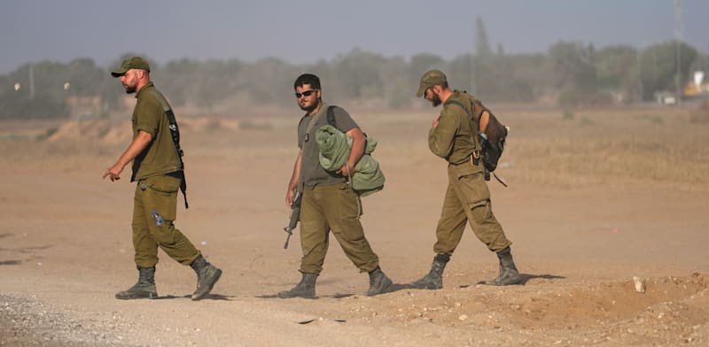 חיילי מילואים בפאתי עזה. ''אנשים איבדו את הסבלנות כי חרא לכולם'' / צילום: Associated Press, Tsafrir Abayov