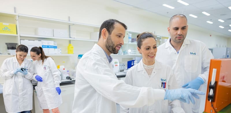 חוקרים וחוקרות במעבדות המו״פ האינובטיבי באביק / צילום: ליאור נורדמן