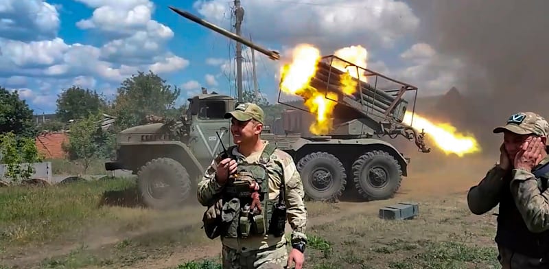 חיילים רוסים משגרים טיל לעבר מטרה באוקראינה / צילום: ap, Russian Defense Ministry Press Service