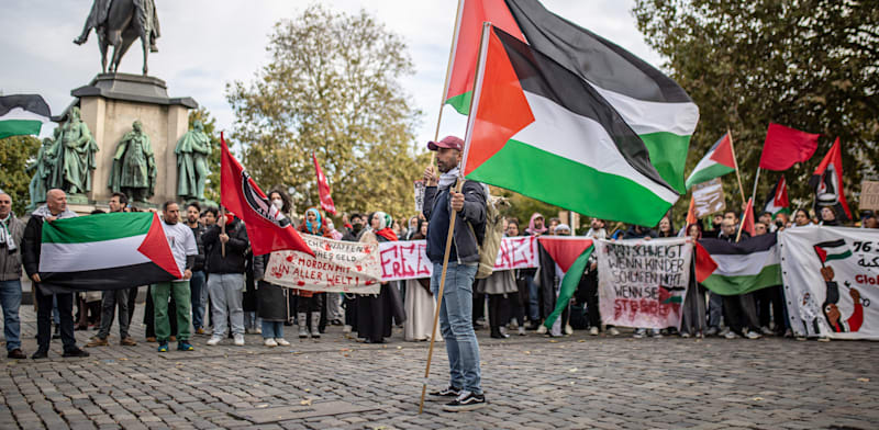 מפגינים לקראת יום השנה ל־7 באוקטובר. קלן, גרמניה, יום ראשון / צילום: Reuters, Hesham Elsherif