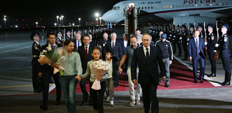 הנשיא פוטין מקבל את פני המשפחה במוסקבה. הפכו לשניים מהמרגלים המפורסמים ביותר ברוסיה / צילום: Reuters, Kirill Zykov