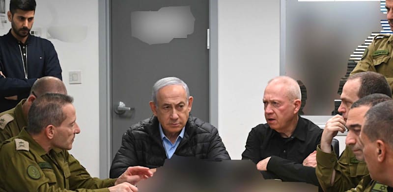 ראש הממשלה בנימין נתניהו ושר הביטחון יואב גלנט בבור בקריה במהלך התקיפה באיראן. / צילום: אבי אוחיון, לע״מ