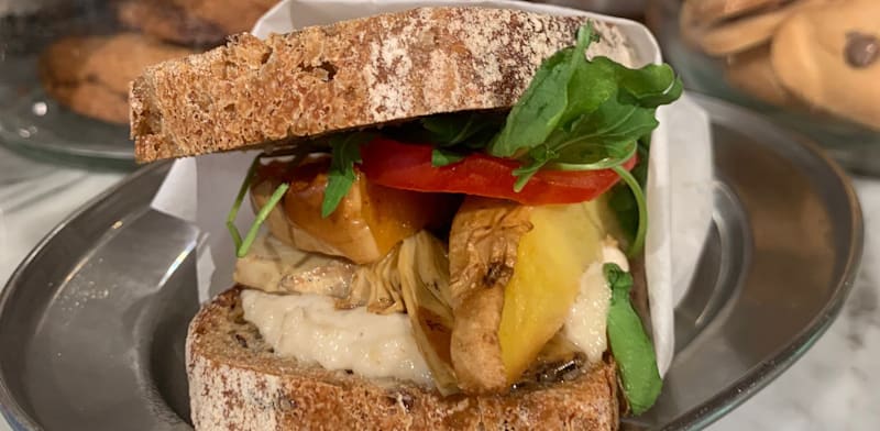 כריך בקפה לב / צילום: נעה סגל