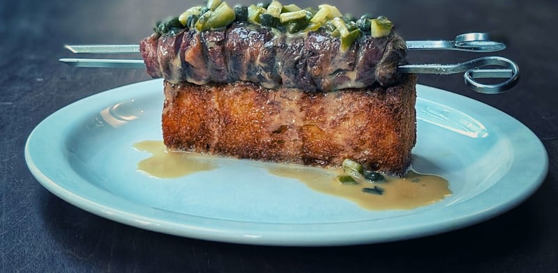 שיפוד על בריוש / צילום: עומר זיצר