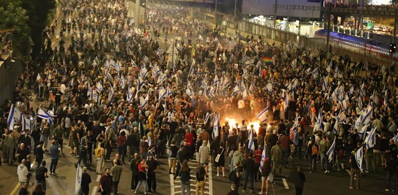 מפגינים חוסמים את איילון דרום / צילום: עמי ורוד