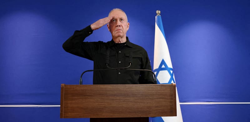 יואב גלנט מצדיע בסיום ההצהרה שמסר לאחר פיטוריו / צילום: Reuters, Nir Elias