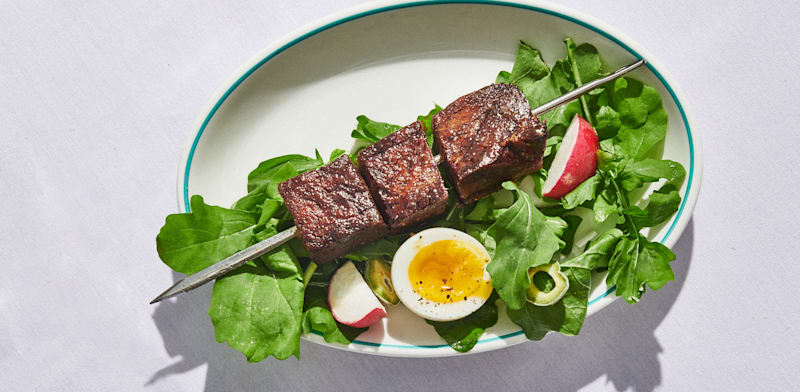 שיפוד לשון עם עלי חרדל וביצה רכה / צילום: אסף עיני