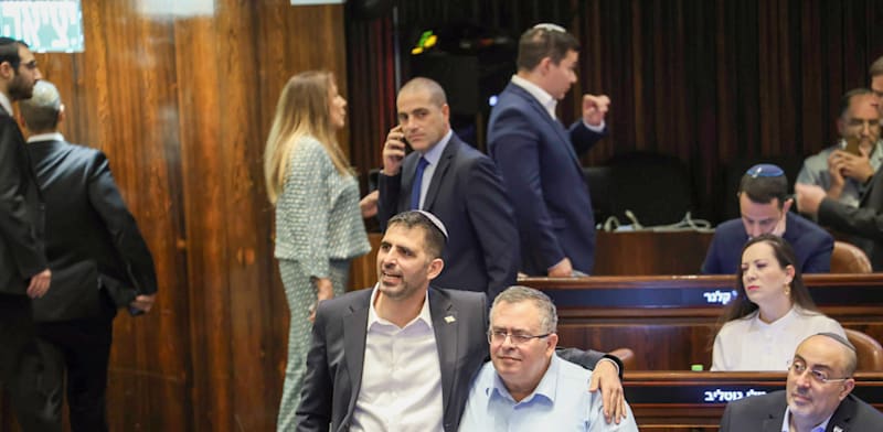 ח''כ דוד ביטן ושר התקשורת ד''ר שלמה קרעי במליאת הכנסת / צילום: נועם מושקוביץ', דוברות הכנסת