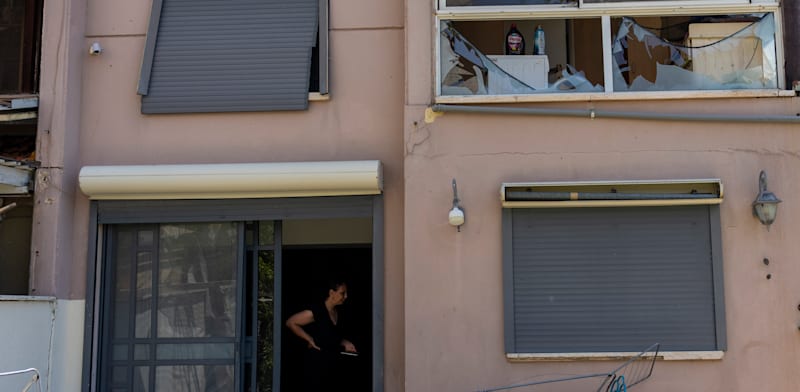 בניין שנפגע בעכו מירי חיזבאללה באוגוסט. המכירות זינקו על אף הפגיעה הקשה / צילום: ap, Ariel Schalit