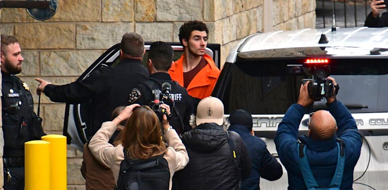 לואיג'י מניון מובא למעצר בפנסילבניה, אתמול / צילום: ap, Janet Klingbeil