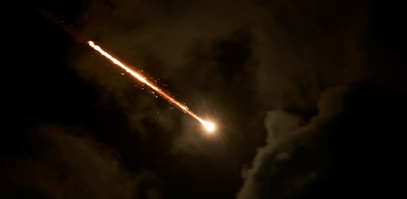 טיל בליסטי ששוגר לעבר ישראל / צילום: Reuters, Ammar Awad