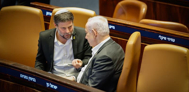 בנימין נתניהו ראש הממשלה, ובצלאל סמוטריץ' שר האוצר בהצבעה על חוק הרווחים הכלואים, שלשום / צילום: נועם מושקוביץ'/דוברות הכנסת