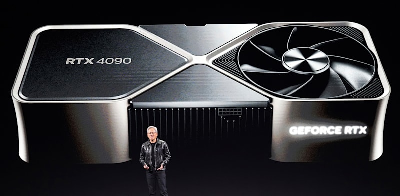 מנכ''ל אנבידה ג'נסן הואנג בתערוכת CES בלאז ואגס, הלילה / צילום: Associated Press, stf