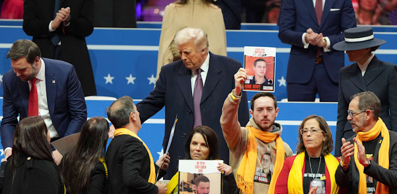 דונלד טראמפ לוחץ את ידי משפחות החטופים על הבמה / צילום: Associated Press, Matt Rourke