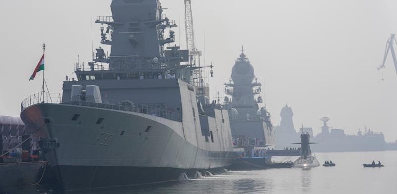 ספינות הצי ההודי בנמל מומביי בשבוע שעבר / צילום: ap, Rafiq Maqbool