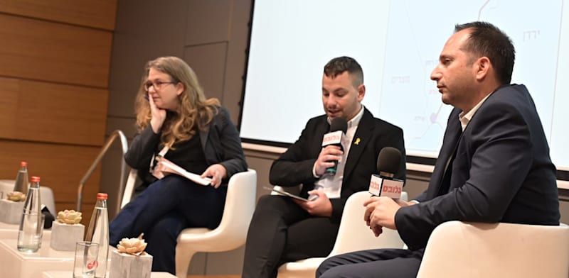 עידן מועלם, ראש הרשות לתחבורה ציבורית, ועו''ד תמי גנות, סמנכ''לית אדם טבע ודין, בשיחה עם כתב גלובס אסף זגריזק בכנס תשתית לעתיד של גלובס / צילום: תמר מצפי