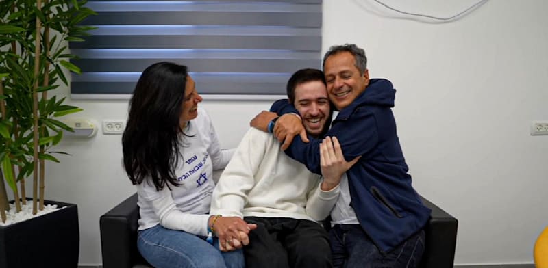 עומר שם טוב במפגש עם הוריו / צילום: דובר צה''ל