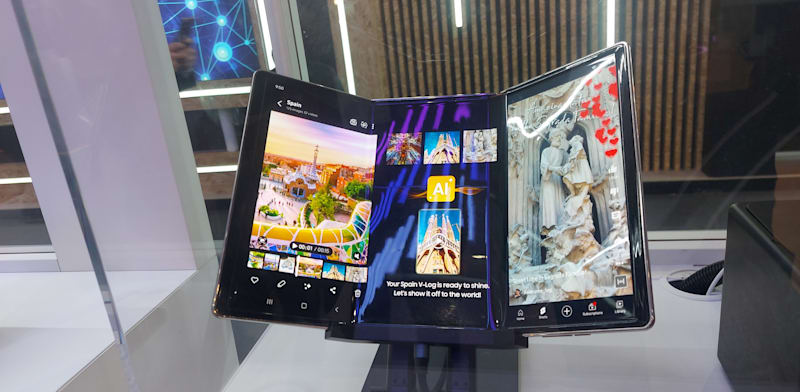 הטלפון המתקפל עם שלושה חלקים של סמסונג / צילום: גלית חתן